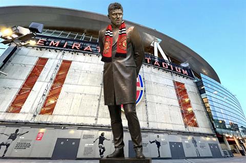 Fan Arsenal đòi dựng tượng Michael Carrick trước Emirates